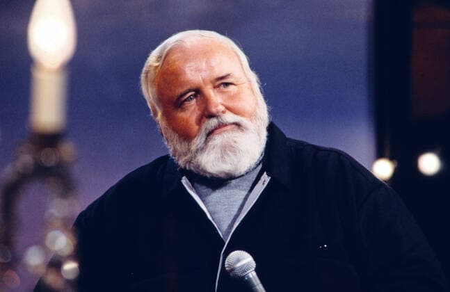 GLENN YARBROUGH Glenn Yarbrough, amerikanischer Sänger und Gitarrist, TV Auftritt in Deutschland, 1987. Glenn Yarbrough, American singer and guitarist, TV performance in Germany, 1987., Deutschland Copyright: kpa UnitedArchives55042173 EDITORIAL USE ONLY