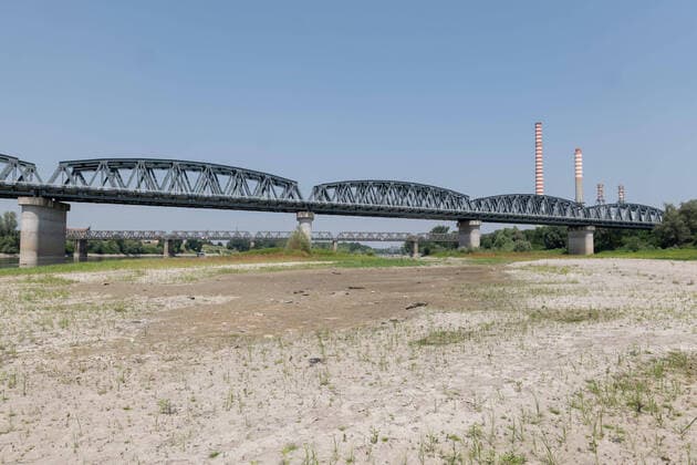 Bilder des Jahres 2022, News 06 Juni News Themen der Woche KW25 News Bilder des Tages June 20, 2022, Ostilia, Italy: The Po River is dry due to the drought caused by the lack of rain. Italian s bed rivers increasingly dry. Drought warning all over Italy. Meanwhile, large fires are reported in many areas and Coldiretti claims that the fires tripled in the last year compared to the historical average. .Association asks for the intervention of the Civil protection and that a state of emergency be declared in the affected territories. Ostilia (MN) June 20, 2022.ANSA RICCARDO DALLE LUCHE Ostilia Italy - ZUMAa110 20220620_zaf_a110_024 Copyright: xRiccardoxDallexLuchex