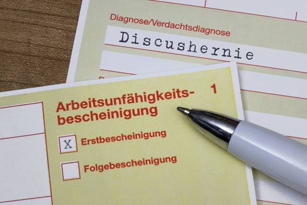 Arbeitsunfähigkeitsbescheinigung und Diagnose Arbeitsunfähigkeitsbescheinigung und Diagnose, 20.06.2022, Borkwalde, Brandenburg, Unter einer Arbeitsunfähigkeitsbescheinigung liegt die Diagnose Discushernie. *** Certificate of incapacity for work and diagnosis Certificate of incapacity for work and diagnosis, 20 06 2022, Borkwalde, Brandenburg, Under a certificate of incapacity for work is the diagnosis disc hernia
