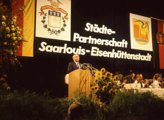 Menschen,Orte und Ereignisse im Jahr 1986-7 Saarlouis. Festakt Städteparnerschaft Eisenhüttenstadt (DDR) am 19.6.1986 . Oskar Lafontaine am Rdenerp. Saar *** People, places and events in 1986 7 Saarlouis ceremony twinning Eisenhüttenstadt GDR on 19 6 1986 Oskar Lafontaine at Rdenerp Saar