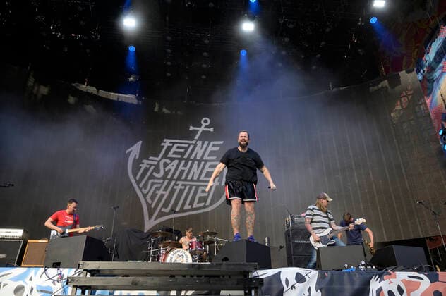 Feine Sahne Fischfilet (Jan Monchi Gorkow) live im Olympiastadion, München 18.06.2022