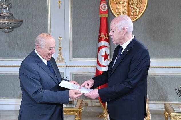 Bilder des Jahres 2022, News 06 Juni News Themen der Woche KW25 News Bilder des Tages (220620) -- TUNIS, June 20, 2022 -- Tunisian President Kais Saied (R) receives the draft of a new constitution from Sadok Belaid, head and coordinator of the High National Advisory Committee for the New Republic, in Tunis, Tunisia, on June 20, 2022. Saied declared in December last year that a constitutional referendum will be held in 2022 for a new republic, and later set the voting date for July 25, the country s Republic Day. ( Handout via Xinhua) TUNISIA-TUNIS-DRAFT OF NEW CONSTITUTION TunisianxPresidency 