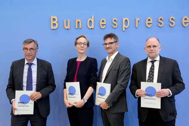 News Themen der Woche KW25 News Bilder des Tages Christopher Daase, Ursula Schröder, Conrad Schetter und Tobias Debiel bei der Bundespressekonferenz zum Friedensgutachten 2022 im Haus der Bundespressekonferenz. Berlin, 21.06.2022 *** Christopher Daase, Ursula Schröder, Conrad Schetter and Tobias Debiel at the Federal Press Conference on the Peace Report 2022 at the Haus der Bundespressekonferenz Berlin, 21 06 2022 Foto:xF.xKernx xFuturexImage
