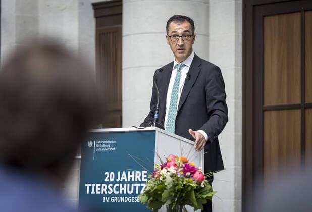 News Themen der Woche KW25 News Bilder des Tages Veranstaltung 20 Jahre Tierschutz im Grundgesetz mit Cem Oezdemir (Buendnis 90 Die Gruenen), Bundesminister fuer Landwirtschaft und Ernaehrung. Berlin, 21.06.2022. Berlin Deutschland *** Event 20 years of animal protection in the Basic Law with Cem Oezdemir Buendnis 90 Die Gruenen , Federal Minister for Agriculture and Food Berlin, 21 06 2022 Berlin Germany Copyright: xThomasxKoehler photothek.dex