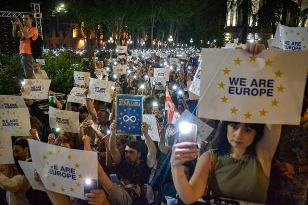 Bilder des Jahres 2022, News 06 Juni News Themen der Woche KW25 June 20, 2022, Tbilisi, Georgia: Pro EU protesters hold their smartphone with the flashlight on and placards written on them We Are Europe during the demonstration. After the decision of the European Commission who recommended that Georgia be denied EU (European Union) candidate status, thousands of people marched across the center of Tbilisi expressing their opinions while demanding to join the European Union. Tbilisi Georgia - ZUMAs197 20220620_zaa_s197_341 Copyright: xNicoloxVincenzoxMalvestutox