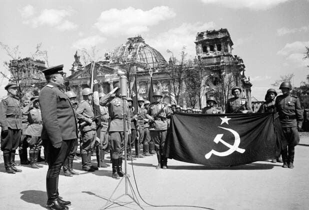 BERZARIN BERLIN VICTORY BANNER SEEING-OFF WARRIORS 700 20.05.1945 Berlin s first commandant Colonel General N. Berzarin seeing off the Victory Banner to Moscow. Victor Sputnik Berlin Germany  Copyright: xVictorx