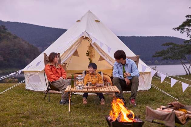 IMAGO Creative: Ende des Sommers Japanese Family Talking At Campsite AFLO176817755  , 176817755.jpg, ,model released, Symbolfoto ,property released