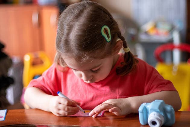 IMAGO Creative: Bildung, Schreiben little child writing with pen Wroc?aw, Lower Silesian Voivodeship, Poland CR_KHVO220607-994691-01 ,model released, Symbolfoto