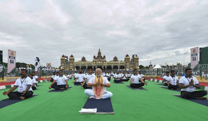 Bilder des Jahres 2022, News 06 Juni News Themen der Woche KW25 News Bilder des Tages (220621) -- MYSURU, June 21, 2022 -- Indian Prime Minister Narendra Modi (front) performs yoga along with people on International Yoga Day at the Mysuru Palace, in Mysuru, India, June 21, 2022. UNI) INDIA-MYSURU-PRIME MINISTER-INTERNATIONAL YOGA DAY JavedxDar 