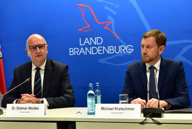 News Themen der Woche KW25 News Bilder des Tages 21.06.2022 - Gemeinsame Kabinettsitzung Brandenburg und Sachsen auf dem DEKRA Lausitzring. Dr. Dietmar Woidke, Ministerpräsident Brandenburg (l.) und Michael Kretschmer, Ministerpräsident Freistaat sachsen (r.) *** Local Caption *** Gemeinsame Kabinettsitzung Brandenburg und Sachsen auf dem DEKRA Lausitzring Gemeinsame Kabinettsitzung Brandenburg und Sachsen auf dem DEKRA Lausitzring *** 21 06 2022 Joint cabinet meeting Brandenburg and Saxony at the DEKRA Lausitzring Dr Dietmar Woidke, Minister President Brandenburg l and Michael Kretschmer, Minister President Free State of Saxony r Local Caption Joint cabinet meeting Brandenburg and Saxony at the DEKRA Lausitzring Joint cabinet meeting Brandenburg and Saxony at the DEKRA Lausitzring