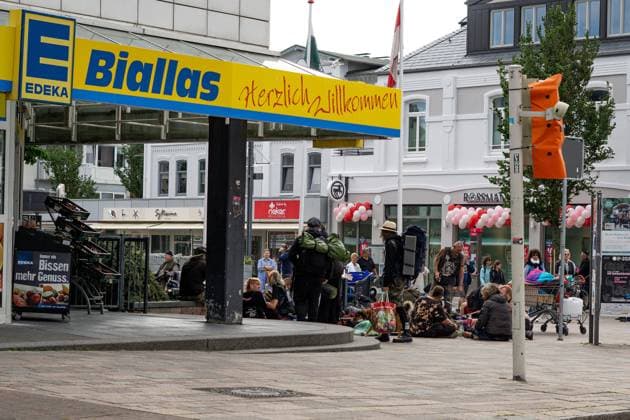 Stockfoto, Themenfoto, Rohstoffkriese, Ukraine Krieg, 9 Euro Ticket Deutsche Bahn, Punks auf Sylt in Westerland, Punks entern Sylt, 18.06.2022 Stockfoto, Themenfoto, Rohstoffkriese, Ukraine Krieg, 9 Euro Ticket Deutsche Bahn, Punks auf Sylt in Westerland, Punks entern Sylt, 18.06.2022, *** Stock photo, theme photo, commodity crisis, Ukraine war, 9 euro ticket Deutsche Bahn, punks on Sylt in Westerland, punks board Sylt, 18 06 2022 stock photo, theme photo, commodity crisis, Ukraine war, 9 euro ticket Deutsche Bahn, punks on Sylt in Westerland, punks board Sylt, 18 06 2022, Copyright: xEibner-Pressefotox EP_KEG