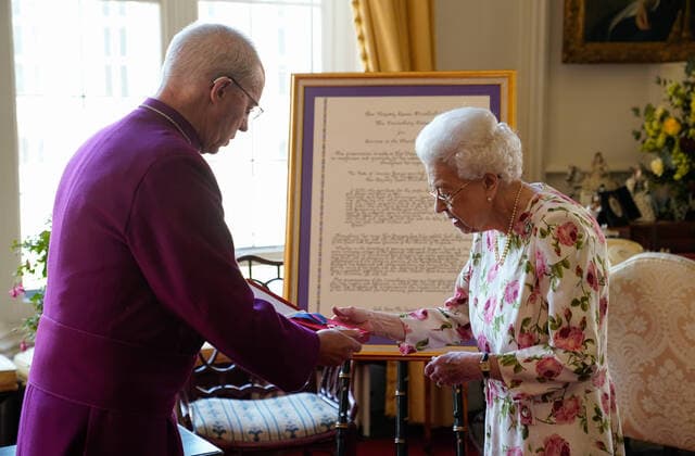Entertainment Themen der Woche KW25 Entertainment Bilder des Tages . 21 06 2022. Windsor, United Kingdom. Queen Elizabeth II receives the Archbishop of Canterbury Justin Welby at Windsor Castle, where he presented her with a special Canterbury Cross for her service to the Church of England over seventy years and a citation for the Cross, which was presented as a framed piece of calligraphy.  xPoolx xi-Imagesx IIM-23538-0006