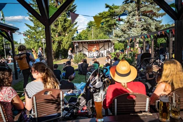 Berlin Pankow OT Prenzlauer Berg; Fete de la Musique in den Bornholmer Gärten , Bornholm 125 21.06.2022 Berlin *** Berlin Pankow OT Prenzlauer Berg Fete de la Musique in Bornholmer Gärten , Bornholm 125 21 06 2022 Berlin