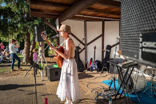 Berlin Pankow OT Prenzlauer Berg; Fete de la Musique in den Bornholmer Gärten , Bornholm 125 21.06.2022 Berlin