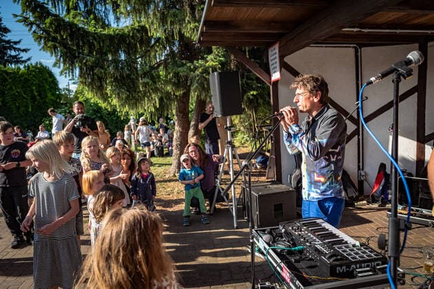 Berlin Pankow OT Prenzlauer Berg; Fete de la Musique in den Bornholmer Gärten , Bornholm Robert Ide, Vorsitzender der KGA und Redakteur des Tagesspiegel 125 21.06.2022 Berlin