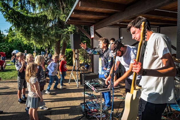 Berlin Pankow OT Prenzlauer Berg; Fete de la Musique in den Bornholmer Gärten , Bornholm Robert Ide, Vorsitzender der KGA und Redakteur des Tagesspiegel 125 21.06.2022 Berlin