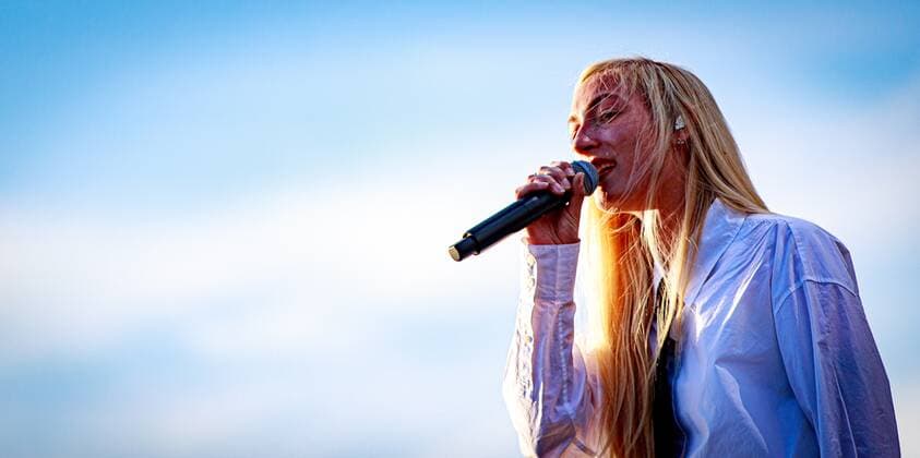 2022-06-21 20:06:21 AMSTERDAM - S10 performs during a benefit rally for Ukraine on the Museumplein. The event is an initiative of the Ukrainian Ministries of Culture and Foreign Affairs. ANP LEVIN DEN BOER netherlands out - belgium out