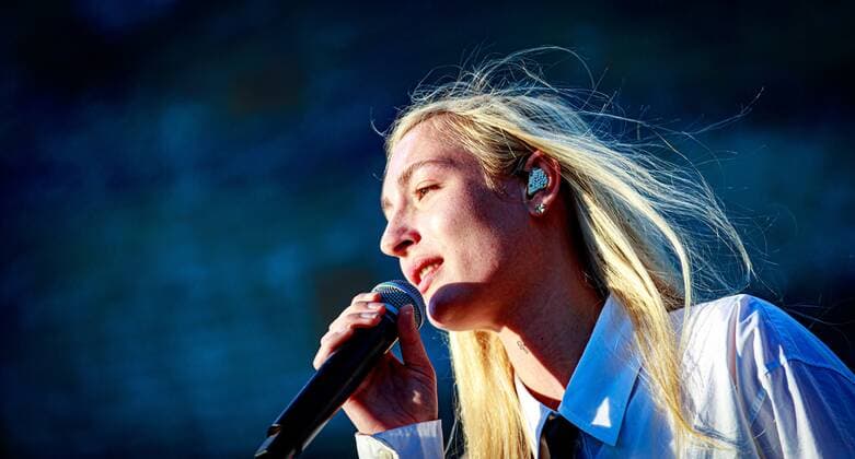 2022-06-21 20:06:58 AMSTERDAM - S10 performs during a benefit rally for Ukraine on the Museumplein. The event is an initiative of the Ukrainian Ministries of Culture and Foreign Affairs. ANP LEVIN DEN BOER netherlands out - belgium out