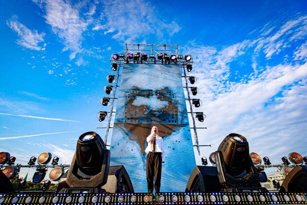 2022-06-21 20:05:50 AMSTERDAM - S10 performs during a benefit rally for Ukraine on the Museumplein. The event is an initiative of the Ukrainian Ministries of Culture and Foreign Affairs. ANP LEVIN DEN BOER netherlands out - belgium out