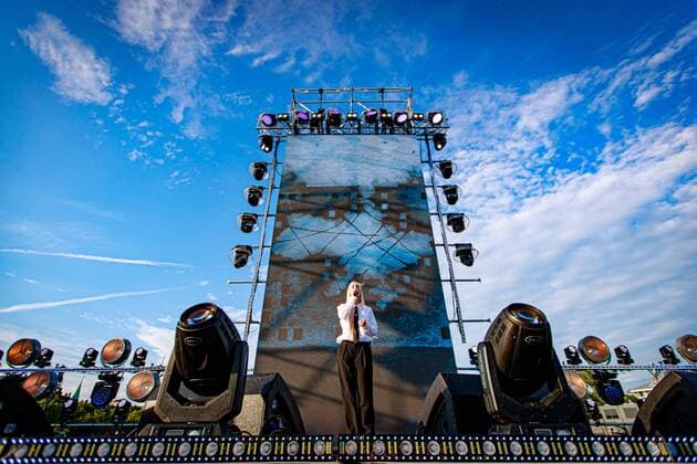 2022-06-21 20:07:11 AMSTERDAM - S10 performs during a benefit rally for Ukraine on the Museumplein. The event is an initiative of the Ukrainian Ministries of Culture and Foreign Affairs. ANP LEVIN DEN BOER netherlands out - belgium out