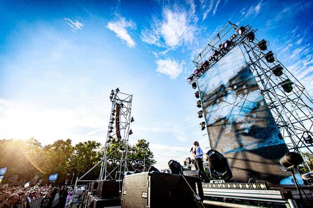 2022-06-21 20:07:59 AMSTERDAM - S10 performs during a benefit rally for Ukraine on the Museumplein. The event is an initiative of the Ukrainian Ministries of Culture and Foreign Affairs. ANP LEVIN DEN BOER netherlands out - belgium out