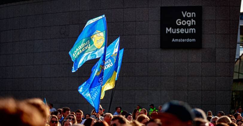 2022-06-21 19:42:58 AMSTERDAM - Audience during a benefit rally for Ukraine on the Museumplein. The event is an initiative of the Ukrainian Ministries of Culture and Foreign Affairs. ANP LEVIN DEN BOER netherlands out - belgium out