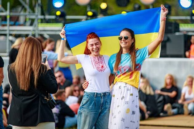2022-06-21 18:57:31 AMSTERDAM - Audience during a benefit rally for Ukraine on the Museumplein. The event is an initiative of the Ukrainian Ministries of Culture and Foreign Affairs. ANP LEVIN DEN BOER netherlands out - belgium out