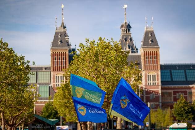 2022-06-21 19:42:07 AMSTERDAM - Audience during a benefit rally for Ukraine on the Museumplein. The event is an initiative of the Ukrainian Ministries of Culture and Foreign Affairs. ANP LEVIN DEN BOER netherlands out - belgium out