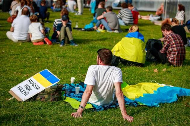 2022-06-21 18:53:51 AMSTERDAM - Audience during a benefit rally for Ukraine on the Museumplein. The event is an initiative of the Ukrainian Ministries of Culture and Foreign Affairs. ANP LEVIN DEN BOER netherlands out - belgium out