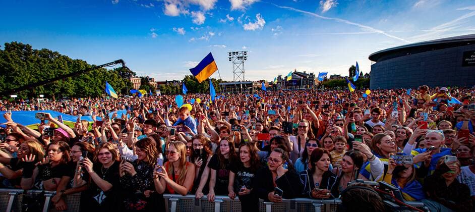 2022-06-21 19:56:16 AMSTERDAM - Kalush Orchestra performs during a benefit rally for Ukraine on the Museumplein. The event is an initiative of the Ukrainian Ministries of Culture and Foreign Affairs. ANP LEVIN DEN BOER netherlands out - belgium out