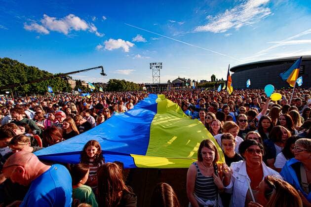 2022-06-21 19:48:17 AMSTERDAM - Audience during a benefit rally for Ukraine on the Museumplein. The event is an initiative of the Ukrainian Ministries of Culture and Foreign Affairs. ANP LEVIN DEN BOER netherlands out - belgium out