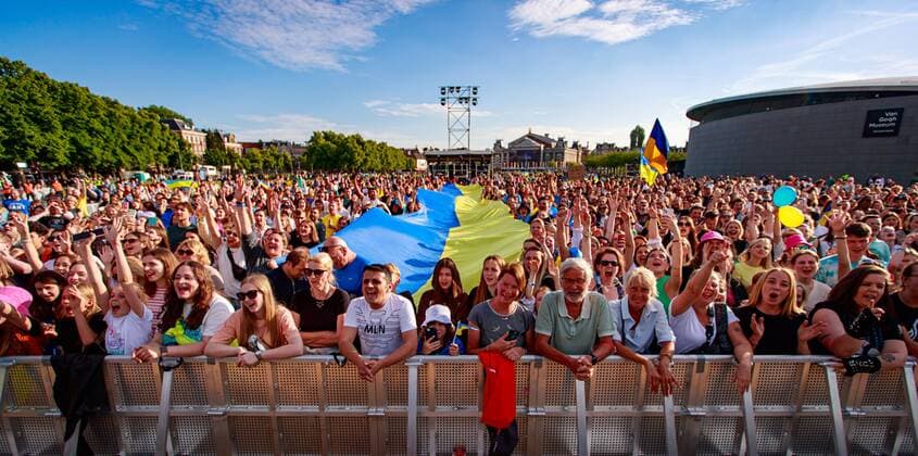 2022-06-21 19:30:34 AMSTERDAM - Audience during a benefit rally for Ukraine on the Museumplein. The event is an initiative of the Ukrainian Ministries of Culture and Foreign Affairs. ANP LEVIN DEN BOER netherlands out - belgium out