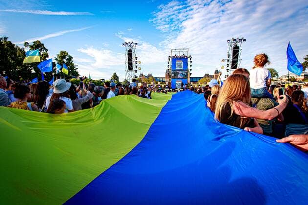 2022-06-21 20:14:27 AMSTERDAM - XXX performs during a benefit rally for Ukraine on the Museumplein. The event is an initiative of the Ukrainian Ministries of Culture and Foreign Affairs. ANP LEVIN DEN BOER netherlands out - belgium out
