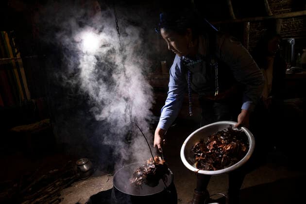 IMAGO Nature: Unsere Erde, Naturschutz, Indigene Völker Nelly Calbulao, a Mapuche weaver apprentice, is seen preparing the dye to dye the wool that she will use to prepare Mapuche textiles inside a ruca, the Mapuche people s traditional dwelling, in the Domingo Huenuman community on May 19, 2022, in Araucania (Chile) (Issued 21 June 2022). Before, there was no talk of Mapuche tourism, but over the years we began to talk about Mapuche tourism, of different areas, not only what is gastronomy, but also others who make their cultural event and also others who make loom or basketry crafts explains Mapuche woman Norma Hueten. Recover tourism, the weapon of Mapuche women against violence !ACHTUNG: NUR REDAKTIONELLE NUTZUNG!  Copyright: xAlbertoxValdesx AME8285 20220621-4323f918d69d1bcc37013f09e3fe683c6fb7605c