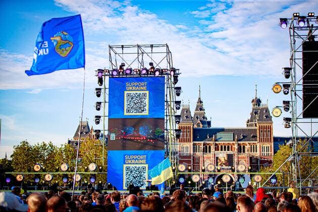 2022-06-21 20:17:50 AMSTERDAM - XXX performs during a benefit rally for Ukraine on the Museumplein. The event is an initiative of the Ukrainian Ministries of Culture and Foreign Affairs. ANP LEVIN DEN BOER netherlands out - belgium out
