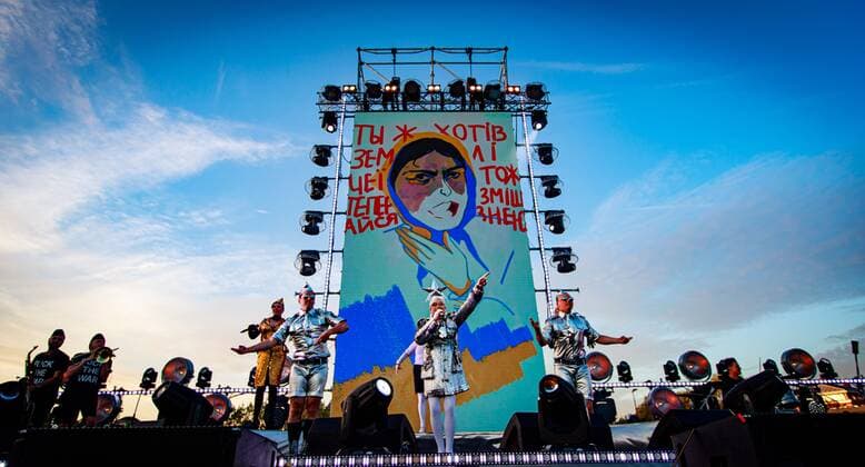 2022-06-21 21:30:54 AMSTERDAM - XXX performs during a benefit rally for Ukraine on the Museumplein. The event is an initiative of the Ukrainian Ministries of Culture and Foreign Affairs. ANP LEVIN DEN BOER netherlands out - belgium out
