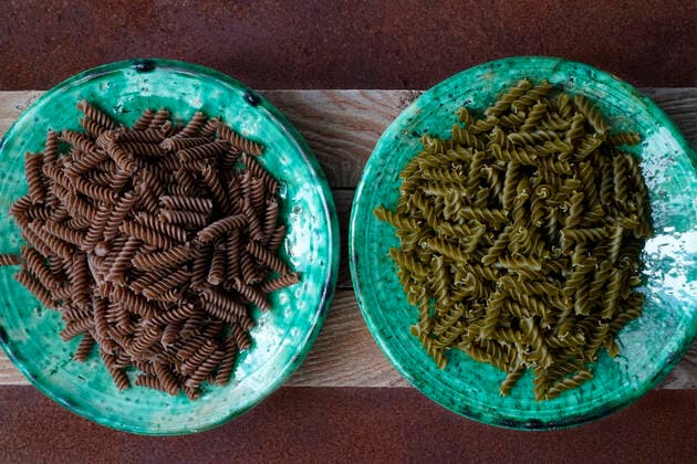 IMAGO Nature: Unsere Erde, Klimawandel, Ernährung, Pflanzen der Zukunft, Futtererbse Wholemeal pasta of buckwheat and green pea flour on a wooden and iron background with space for text, Italy, Europe REDA&CO 1028_29_EBU26783