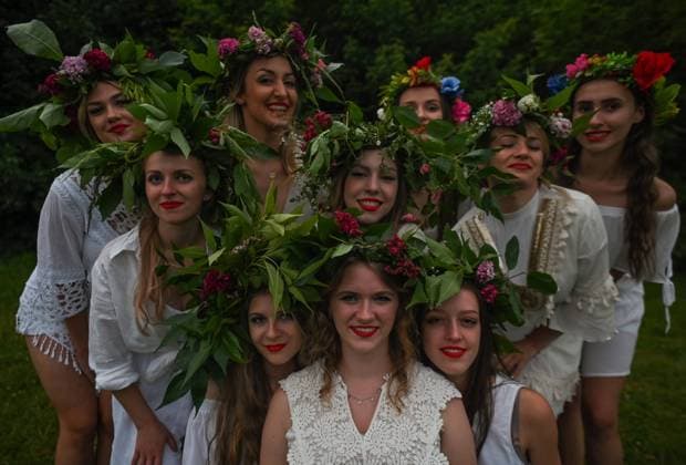 News Bilder des Tages Kupala Night - Summer Solstice Celebration In Poland A group of young women, from Slavica Dance Group, in a flower wreaths posees for a photo during the Kupala Night celebrations, the Slavic summer solstice festival, at Lisia Gora nature reserve in Rzeszow. On Tuesday, June 21, 2022, in Rzeszow, Podkarpackie Voivodeship, Poland. Rzeszow Poland  Copyright: xArturxWidakx originalFilename: widak-summerso220621_npqU4.jpg