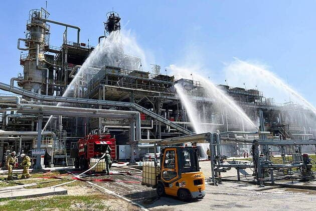Bilder des Jahres 2022, News 06 Juni News Themen der Woche KW25 News Bilder des Tages Russland, Brand in einer Ã–l-Raffinerie in Rostow ROSTOV-ON-DON REGION, RUSSIA - JUNE 22, 2022: Employees of the Russian Emergencies Ministry battle a fire at the Novoshakhtinsk oil refinery in Krasnosulinsky District of Russia s Rostov-on-Don Region. The fire covers an area of 50 square meters, with no threat of propagation; no casualties or injuries have been reported. The Rostov-on-Don Region Branch of the Russian Emergencies Ministry TASS THIS IMAGE HAS BEEN SUPPLIED BY A THIRD PARTY. EDITORIAL USE ONLY  TS137390