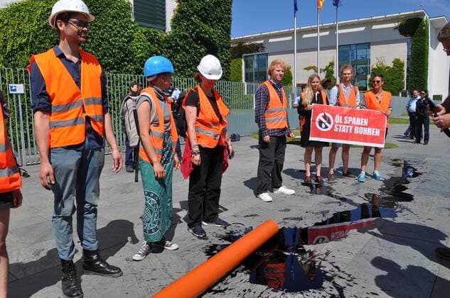 Bilder des Jahres 2022, News 06 Juni News Themen der Woche KW25 Climate activists of the Letzte Generation (Last generation) poured the Chancellery building in black paint to protest against the possible expansion of North Sea oil production, on June 22, 2022, in Berlin, Germany. (CTKxPhoto AlesxZapotocky) CTKPhotoP2022062204140  zpt