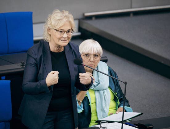 News Themen der Woche KW25 News Bilder des Tages Christine Lambrecht (SPD), Bundesministerin der Verteidigung, aufgenommen waehrend der Befragung der Bundesregierung im Deutschen Bundestag in Berlin, 22.06.2022. Berlin Deutschland *** Christine Lambrecht SPD , Federal Minister of Defense, taken during questioning of the federal government in the German Bundestag in Berlin, 22 06 2022 Berlin Germany Copyright: xFelixxZahn photothek.netx