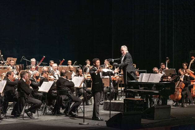 Brasilien, Konzert am Geburtstag von Joao Carlos Martins SÃO PAULO, SP - 21.06.2022: JOÃO CARLOS MARTINS COMEMORA 82 ANOS - This Tuesday (21), during the 82 Years of Music presentation, which is part of the 2022 Concert Season, the renowned pianist and conductor João Carlos Martins, who turns 82 years old in the same week, on the 25th, celebrated his 82nd birthday in a special concert with Orquestra Bachiana Filarmônica SESI-SP, at Teatro Bradesco, in São Paulo, with the special participation of tenor singers Jean Williams and soprano Karen Stephanie. x2223708x LuisxFrança