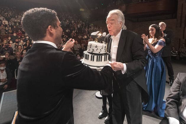 Brasilien, Konzert am Geburtstag von Joao Carlos Martins SÃO PAULO, SP - 21.06.2022: JOÃO CARLOS MARTINS COMEMORA 82 ANOS - This Tuesday (21), during the 82 Years of Music presentation, which is part of the 2022 Concert Season, the renowned pianist and conductor João Carlos Martins, who turns 82 years old in the same week, on the 25th, celebrated his 82nd birthday in a special concert with Orquestra Bachiana Filarmônica SESI-SP, at Teatro Bradesco, in São Paulo, with the special participation of tenor singers Jean Williams and soprano Karen Stephanie. x2223717x LuisxFrança