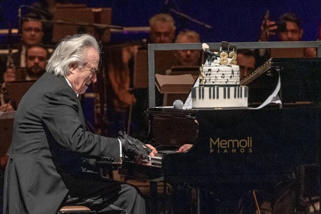 Brasilien, Konzert am Geburtstag von Joao Carlos Martins SÃO PAULO, SP - 21.06.2022: JOÃO CARLOS MARTINS COMEMORA 82 ANOS - This Tuesday (21), during the 82 Years of Music presentation, which is part of the 2022 Concert Season, the renowned pianist and conductor João Carlos Martins, who turns 82 years old in the same week, on the 25th, celebrated his 82nd birthday in a special concert with Orquestra Bachiana Filarmônica SESI-SP, at Teatro Bradesco, in São Paulo, with the special participation of tenor singers Jean Williams and soprano Karen Stephanie. x2223727x LuisxFrança