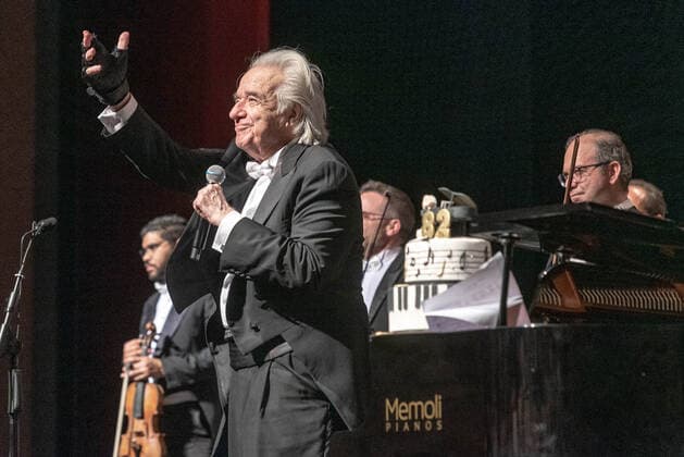 Brasilien, Konzert am Geburtstag von Joao Carlos Martins SÃO PAULO, SP - 21.06.2022: JOÃO CARLOS MARTINS COMEMORA 82 ANOS - This Tuesday (21), during the 82 Years of Music presentation, which is part of the 2022 Concert Season, the renowned pianist and conductor João Carlos Martins, who turns 82 years old in the same week, on the 25th, celebrated his 82nd birthday in a special concert with Orquestra Bachiana Filarmônica SESI-SP, at Teatro Bradesco, in São Paulo, with the special participation of tenor singers Jean Williams and soprano Karen Stephanie. x2223728x LuisxFrança