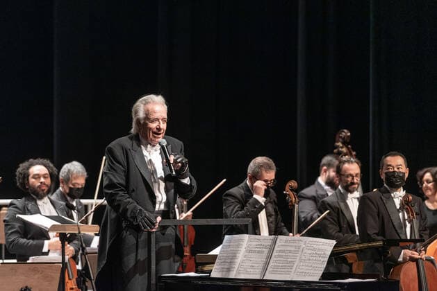 Brasilien, Konzert am Geburtstag von Joao Carlos Martins SÃO PAULO, SP - 21.06.2022: JOÃO CARLOS MARTINS COMEMORA 82 ANOS - This Tuesday (21), during the 82 Years of Music presentation, which is part of the 2022 Concert Season, the renowned pianist and conductor João Carlos Martins, who turns 82 years old in the same week, on the 25th, celebrated his 82nd birthday in a special concert with Orquestra Bachiana Filarmônica SESI-SP, at Teatro Bradesco, in São Paulo, with the special participation of tenor singers Jean Williams and soprano Karen Stephanie. x2223732x LuisxFrança