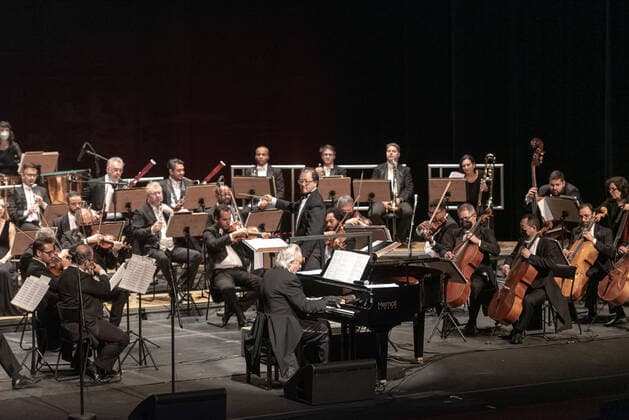 Brasilien, Konzert am Geburtstag von Joao Carlos Martins SÃO PAULO, SP - 21.06.2022: JOÃO CARLOS MARTINS COMEMORA 82 ANOS - This Tuesday (21), during the 82 Years of Music presentation, which is part of the 2022 Concert Season, the renowned pianist and conductor João Carlos Martins, who turns 82 years old in the same week, on the 25th, celebrated his 82nd birthday in a special concert with Orquestra Bachiana Filarmônica SESI-SP, at Teatro Bradesco, in São Paulo, with the special participation of tenor singers Jean Williams and soprano Karen Stephanie. x2223734x LuisxFrança
