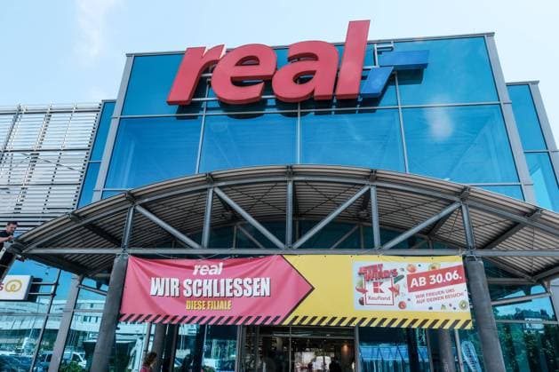 Düsseldorf 22.06.2022 Kaufland Werbungsbanner Real Warenhaus Stadtteil Bilk Kaufhaus Supermarkt Logo Düsseldorf Nordrhein-Westfalen Deutschland *** Dusseldorf 22 06 2022 Kaufland advertising banner Real department store Bilk district department store supermarket logo Dusseldorf North Rhine Westphalia Germany