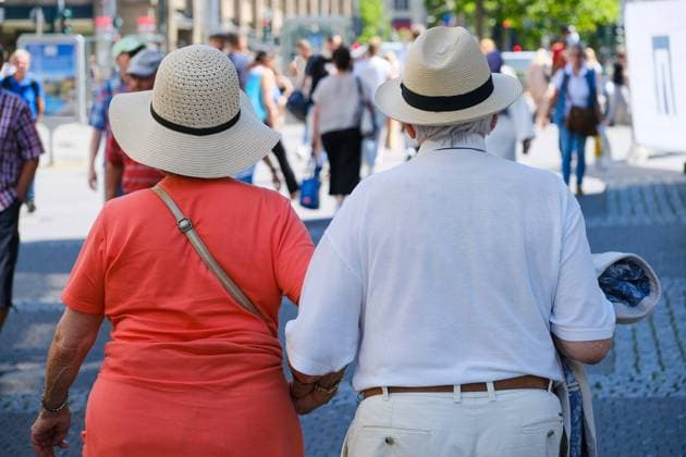 Düsseldorf 22.06.2022 Hut Sonnenhut Strohhut Sonnenschutz Panamahut Hitze Hitzewelle Sonne Sommer UV-Index Augenschutz Seniorin Senioren Rentnerin Renten Altersrenten Überalterung Rentensystem Rentner Rente Pension Pensionär Gebrechlichkeit Altersgebrechlichkeit Pflege Pflegebedürftigkeit Rentensystem Alterspyramide Überalterung Zensus Volkszählung Flinger Strasse Einkaufsstrasse Einkaufsstraße Shoppingmeile Einkaufsmeile Einkaufen Einzelhandel Corona-Inzidenz Inzidenzwert Fussgängerzone Einkaufsbummel Einkaufstasche Einkaufstraße Einkaufstrasse Modemeile Menschenmasse Menschenmenge keine Maskenpflicht mehr Düsseldorf Nordrhein-Westfalen Deutschland *** Dusseldorf 22 06 2022 hat sun hat straw hat sun protection panama hat heat