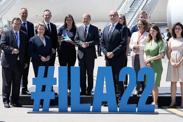 News Themen der Woche KW25 News Bilder des Tages Eroeffnung der ILA - Internationale Luft- und Raumfahrtausstellung in Berlin Aktuell, 22.06.2022, Berlin Gruppenbild Bundeskanzler Olaf Scholz (SPD), Dr. Dietmar Woidke, Franziska Giffey, Dr. Miachel Schoellhorn, Dr. Volker Wissing und viele mehr beim Rundgang ueber die ILA, die groesste internationale Luft- und Raumfahrtausstellung in Europa in Berlin Schoenefeld Berlin Berlin Deutschland *** Opening of the ILA International Aerospace Exhibition in Berlin Current, 22 06 2022, Berlin Group photo Federal Chancellor Olaf Scholz SPD , Dr Dietmar Woidke, Franziska Giffey, Dr Miachel Schoellhorn, Dr Volker Wissing and many more during the tour of the ILA, the largest international aerospace exhibition in Europe in Berlin Schoenefeld Berlin Be